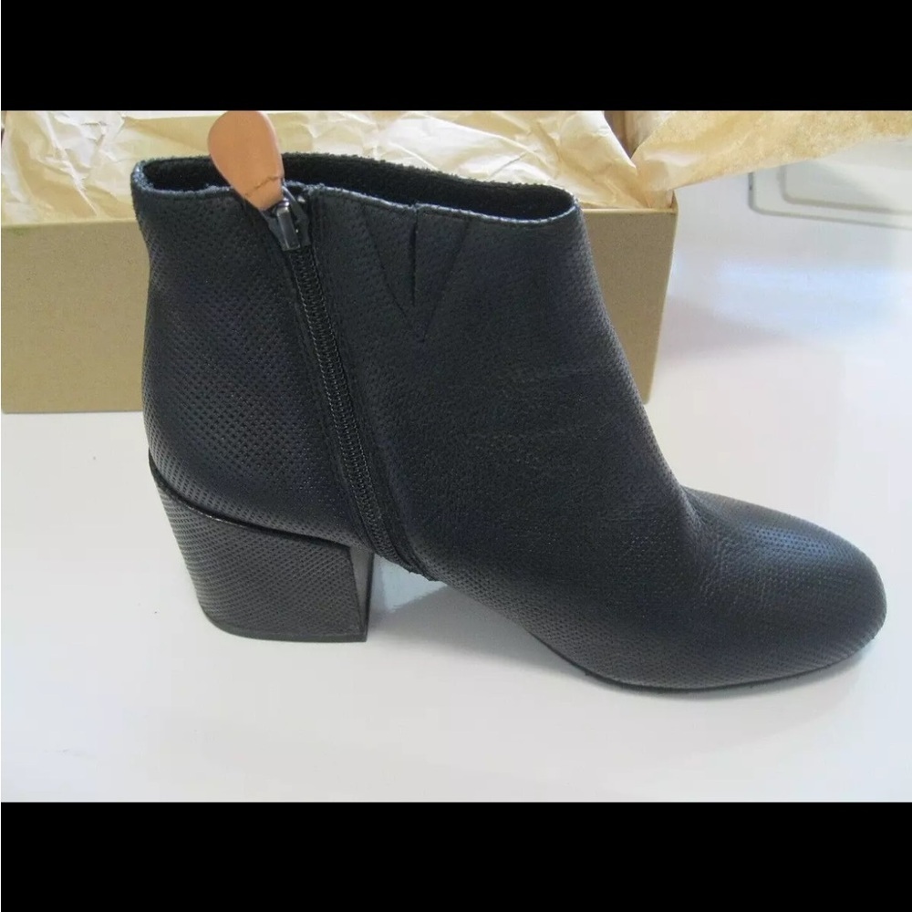 Black ankle boots with zipper on side and block heel